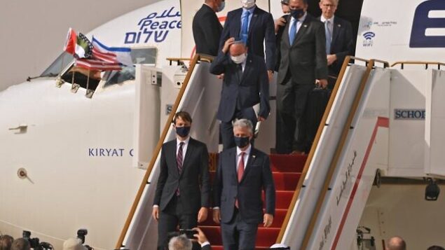 US Presidential Adviser Jared Kushner (C-L) and US National Security Adviser Robert OBrien (C-R) disembark from the the El Al's airliner, which is carrying a US-Israeli delegation to the UAE following a normalisation accord, upon landing on the tarmac on August 31, 2020, in the first-ever commercial flight from Israel to the UAE at the Abu Dhabi airport. - A US-Israeli delegation including White House advisor Jared Kushner took off on a historic first direct commercial flight from Tel Aviv to Abu Dhabi to mark the normalisation of ties between the Jewish state and the UAE. (Photo by Karim SAHIB / AFP)