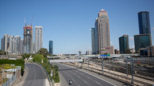 The empty Ayalon highway in Tel Aviv on April 08, 2020. All intercity travel has been banned until Friday morning. Photo by Miriam Alster/Flash90 *** Local Caption *** כבישסגרתל אביב
							<p class=