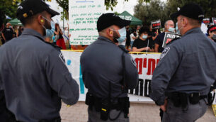 Israelis protest against Israeli prime minister Benjamin Netanyahu outside outside the Prime Minister home in Caesarea, on August 08, 2020. Photo by Meir Vaknin/Flash90 *** Local Caption *** ùîàìøàù äîîùìäáðéîéï ðúðéäå
							<p class=