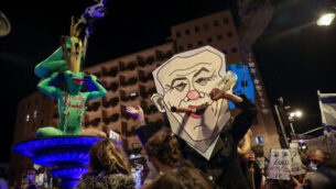 Israelis protest against Israeli prime minister Benjamin Netanyahu outside Prime Minister Netanyahu's official residence in Jerusalem on August 08, 2020. Photo by Olivier Fitoussi/Flash90 *** Local Caption *** ?????????
							<p class=