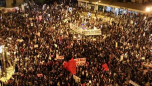 Protesters gather during an anti-government demonstration in front of Prime Minister Benjamin Netanyahu's residence in Jerusalem on September 12 2020, demanding that he resign over several corruption indictments and his handling of the coronavirus crisis (Photo by menahem kahana / AFP)