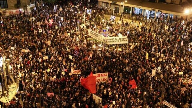 Protesters gather during an anti-government demonstration in front of Prime Minister Benjamin Netanyahu's residence in Jerusalem on September 12 2020, demanding that he resign over several corruption indictments and his handling of the coronavirus crisis (Photo by menahem kahana / AFP)