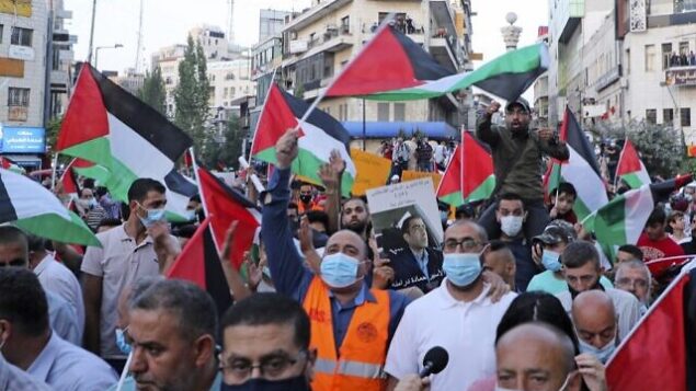 Palestinians protest in Ramallah in the occupied West Bank against Israeli normalisation deals with the United Arab Emirates and Bahrain on September 15, 2020, hours ahead of a signing ceremony at the White House. - The decision by the UAE and Bahrain to normalise ties with Israel breaks with decades of consensus within the Arab world that a peace deal with the Palestinians is a prerequisite for establishing relations with the Jewish state. (Photo by JAAFAR ASHTIYEH / AFP)
