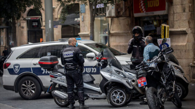 Police officers on Jaffa street in Jerusalem on August 10, 2020. Photo by Yonatan Sindel/Flash90 *** Local Caption *** åéøåñ
÷åøåðä
îâôä
ñéï
éøåùìéí
øçåá éôå
ùåèøéí
îùèøä
øëáú ÷ìä