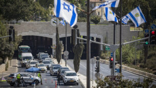 Israeli Police and soldiers at a temporary "checkpoint" in Jerusalem, on September 24, 2020, during a nationwide lockdownto prevent the spread of COVID-19. Photo by Olivier Fitoussi/Flash90 *** Local Caption *** סגר