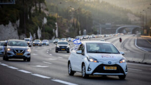 Israelis protest against Prime Minister Benjamin Netanyahu on road number 1, September 26, 2020, during a nationwide lockdown. Photo by Nati Shohat/Flash90 *** Local Caption *** ??? ??????? ????????
							<p class=