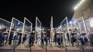 Jewish men pray for forgivness (Selichot), at the Western Wall, in Jerusalem's Old City on September 26, 2020. Photo by Yonatan Sindel/Flash90 *** Local Caption *** תפילהתפילותסליחות
							<p class=