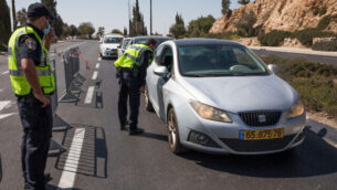Police at a termporary roadblock in Jerusalem on September 27, 2020, during a nationwide lockdown. Photo by Nati Shohat/Flash90 *** Local Caption ***