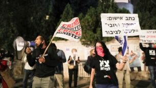 Israelis prostertors block a road as they protest against Israeli prime minister Benjamin Netanyahu, outside PM Netanyahu's official residence in Jerusalem on October 03, 2020. Photo by Yonatan Sindel/Flash90 *** Local Caption ***