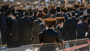 Ultra-Orthodox Jews attend the funeral of Pittsburgh Rebbe Mordechai Leifer in the city of Ashdod on October 5, 2020. Photo by Flash90 *** Local Caption ***