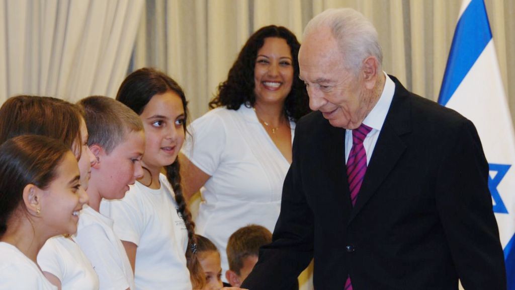 School children meet Israeli president Shimon Peres, in Jerusalem on June 13, 2013. (photo credit: Orit Gori/GPO/Flash90) School children meet Israeli president Shimon Peres, in Jerusalem on June 13, 2013. (photo credit: Orit Gori/GPO/Flash90)