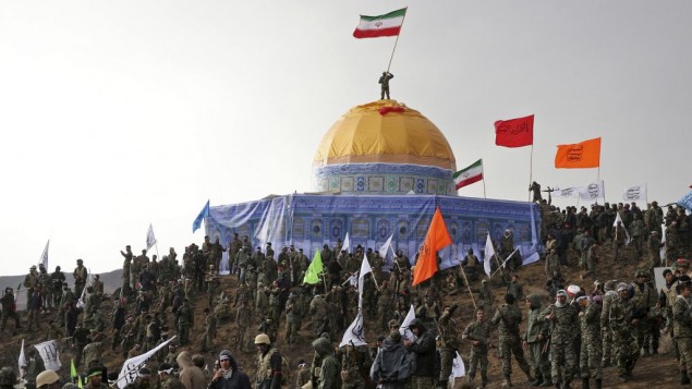 شبه نظامیان سپاه پاسداران در یک مانور نظامی، ماکت مسجد گنبد سنگی را گرفته اند. تسنیم شبه نظامیان سپاه پاسداران در یک مانور نظامی، ماکت مسجد گنبد سنگی را گرفته اند. تسنیم