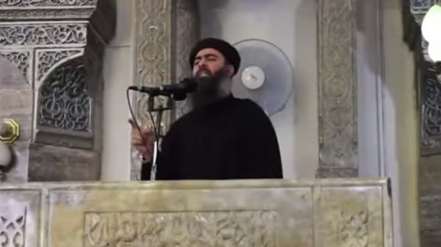 رهبر دولت اسلامی ابوبکر البغدادی حین ادای خطبه رهبر دولت اسلامی ابوبکر البغدادی حین ادای خطبه