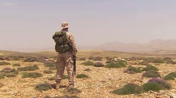 جنگجوی حزب الله در حال دیدبانی - سی ان ان جنگجوی حزب الله در حال دیدبانی - سی ان ان