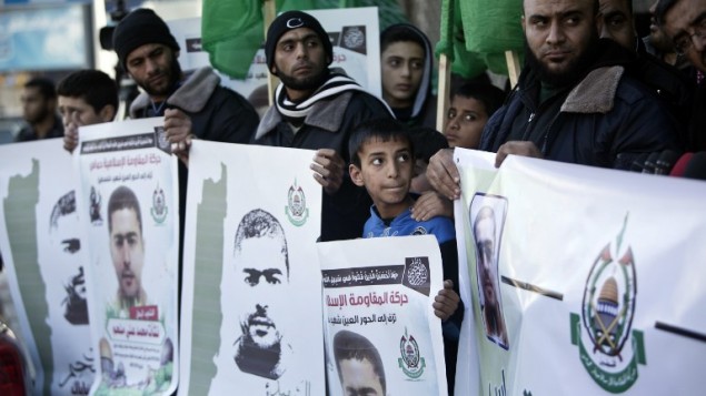 حامیان فلسطینی گروه تروریستی حماس در عزای نشاط میلهم، عرب اسرائيلی که ۳ نفر را در تیراندازی هفته گذشته در تل آویو به قتل رساند، در تظاهراتی در شهر غزه دیده می شوند - محمود همس - خبرگزاری فرانسه حامیان فلسطینی گروه تروریستی حماس در عزای نشاط میلهم، عرب اسرائيلی که ۳ نفر را در تیراندازی هفته گذشته در تل آویو به قتل رساند، در تظاهراتی در شهر غزه دیده می شوند - محمود همس - خبرگزاری فرانسه