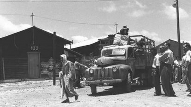 مهاجران یهودی عراق در حال ورود به اردوگاه موقت آتلت مهاجران یهودی عراق در حال ورود به اردوگاه موقت آتلت