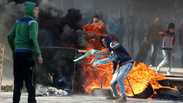 000_یک جوان فلسطینی در زدوخورد با نیروهای امنیتی اسرائیل در شهر قباطیه، در نزدیکی جنین، شمال کرانه باختری - جعفر آشتیه . خبرگزاری فرانسه 000_یک جوان فلسطینی در زدوخورد با نیروهای امنیتی اسرائیل در شهر قباطیه، در نزدیکی جنین، شمال کرانه باختری - جعفر آشتیه . خبرگزاری فرانسه