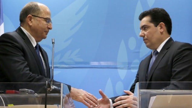 وزیر دفاع، موشه یعلون، چپ، با همتای قبرسی خود، کریستوفروس فوکیدس، حین یک کنفرانس مطبوعاتی وزیر دفاع، موشه یعلون، چپ، با همتای قبرسی خود، کریستوفروس فوکیدس، حین یک کنفرانس مطبوعاتی