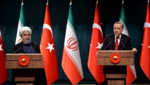 رئیس جمهوری ترکیه اردوغان (راست) به همراه همتای ایرانی خود حسن روحانی (چپ) حین گفتگو در کنفرانس خبری بعد از دیدار در مقر ریاست جمهوری در آنکارا، ۱۶ آوریل ۲۰۱۶- خبرگزاری فرانسه