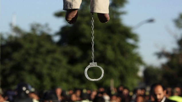 صحنه ای از یک اعدام خیابانی در ایران - قزوین - عکس از مهدی فرجی صحنه ای از یک اعدام خیابانی در ایران - قزوین - عکس از مهدی فرجی