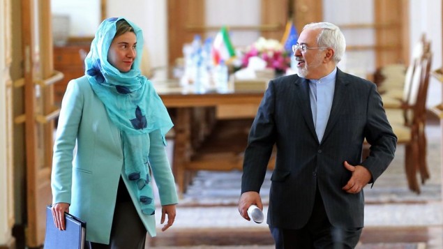 وزیر خارجه ایران محمدجواد ظریف، راست، و رئیس سیاست های خارجی اتحادیه اروپا، فدریکا موگرینی حین ورود به جلسه خبرنگاران و گزارش دیدار در تهران، ایران، شنبه ۱۶ آوریل ۲۰۱۶ وزیر خارجه ایران محمدجواد ظریف، راست، و رئیس سیاست های خارجی اتحادیه اروپا، فدریکا موگرینی حین ورود به جلسه خبرنگاران و گزارش دیدار در تهران، ایران، شنبه ۱۶ آوریل ۲۰۱۶