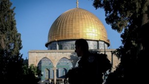 پلیس اسرائيل در حال نگهبانی در تپه معبد مقدس در اورشلیم