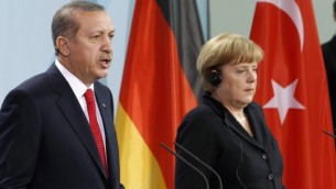 صدراعظم آلمان، آنگلا مرکل، و ریاست جمهوری ترکیه رجب طیب اردوغان حین گفتگو با خبرنگاران در کنفرانس مطبوعاتی مشترک