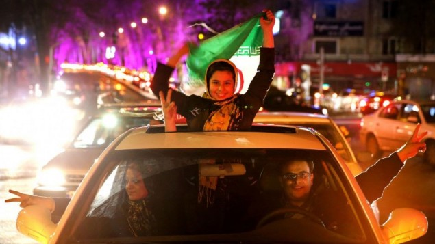 ۲آوریل ۲۰۱۵، پس از امضای قرارداد هسته ای ایران با قدرت های جهان در لوزان سوئیس، ایرانی ها در خیابانی در شمال تهران به جشن و پایکوبی پرداخته اند ۲آوریل ۲۰۱۵، پس از امضای قرارداد هسته ای ایران با قدرت های جهان در لوزان سوئیس، ایرانی ها در خیابانی در شمال تهران به جشن و پایکوبی پرداخته اند
