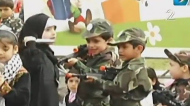 دختر جوان فلسطینی در نمایشی که بخشی از «جشنواره فلسطینی کودکان و آموزش» است با چاقو «به سربازهای اسرائیلی» حمله می کند. دختر جوان فلسطینی در نمایشی که بخشی از «جشنواره فلسطینی کودکان و آموزش» است با چاقو «به سربازهای اسرائیلی» حمله می کند.