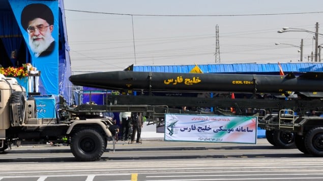 موشک بالستیک خلیج فارس بر روی یک ناقل، در طول یک رژه نظامی در ایران