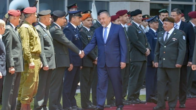آویگدور لیبرمن در طول مراسم استقبال در وزارت دفاع آویگدور لیبرمن در طول مراسم استقبال در وزارت دفاع