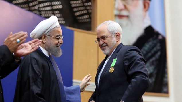 ریاست جمهوری ایران حسن روحانی، چپ، در ۸ فوریه ۲۰۱۶ به محمدجواد ظریف برای نقش وی در قرارداد هسته ای با قدرت های جهانی، مدال می ده ریاست جمهوری ایران حسن روحانی، چپ، در ۸ فوریه ۲۰۱۶ به محمدجواد ظریف برای نقش وی در قرارداد هسته ای با قدرت های جهانی، مدال می ده