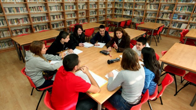 دانش-آموزان یک دبیرستان اسرائیلی دانش-آموزان یک دبیرستان اسرائیلی