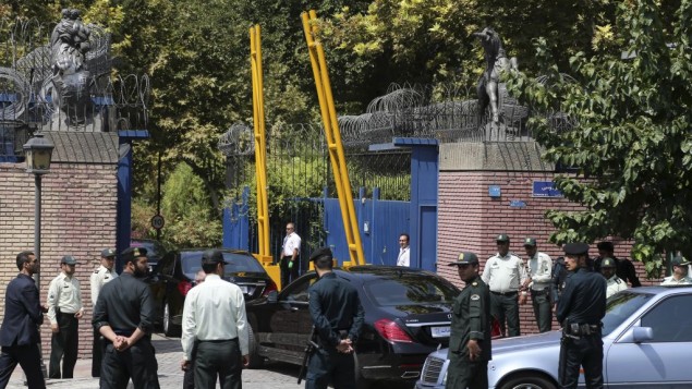 کاروان حامل فیلیپ هاموند، وزیر امور خارجهی انگلستان، با همراهی پلیس ایران ۲۳ اوت ۲۰۱۵ وارد سفارت انگلستان در تهران میشود کاروان حامل فیلیپ هاموند، وزیر امور خارجهی انگلستان، با همراهی پلیس ایران ۲۳ اوت ۲۰۱۵ وارد سفارت انگلستان در تهران میشود