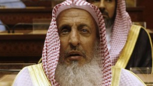 مفتی اعظم سعودی در حال گوش دادن به سخنرانی شاه عبدالله از عربستان سعودی در شورای مشورتی در ریاض