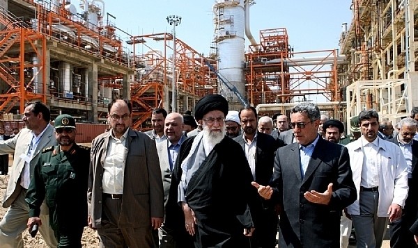 دیدار خامنه ای از یکی از پروژه های نفتی