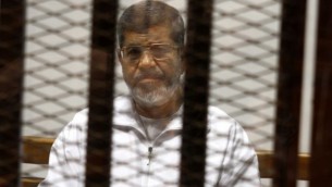 محمد مرسی، رئیس‌جمهور عزل‌شده‌ی مصر، ۸ می ۲۰۱۴ در دادگاه آکادمی پلیس قاهره در قفس مدافع نشسته است.