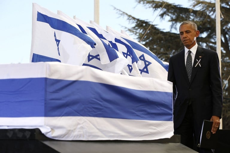 US President Barack Obama touches the coffin of former Israeli president and prime minister Shimon Peres after speaking during his funeral at Jerusalem's Mount Herzl national cemetery on September 30, 2016. / AFP PHOTO / POOL / ABIR SULTAN US President Barack Obama touches the coffin of former Israeli president and prime minister Shimon Peres after speaking during his funeral at Jerusalem's Mount Herzl national cemetery on September 30, 2016. / AFP PHOTO / POOL / ABIR SULTAN