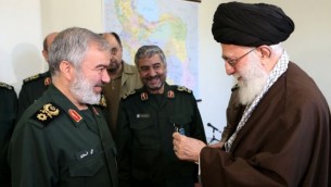 رهبر ایران، در کنار سردار دریادار علی فدوی و دیگر فرماندههای سپاه پاسداران پس از دستگیری سربازان آمریکایی در خلیج فارس رهبر ایران، در کنار سردار دریادار علی فدوی و دیگر فرماندههای سپاه پاسداران پس از دستگیری سربازان آمریکایی در خلیج فارس