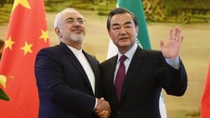 محمد جواد ظریف، وزیر خارجه‌ی ایران (چپ) با همتای چینی خود وانگ یی، پس از کنفرانس مشترک رسانه‌ای در پکن، ۵ دسامبر ۲۰۱۶