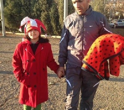 این دختربچه و پدرش از راه دوری به تهران آمده بودند تا این دیدار مهم را تماشا کنند این دختربچه و پدرش از راه دوری به تهران آمده بودند تا این دیدار مهم را تماشا کنند