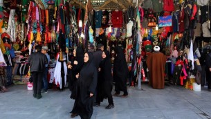 بازار قم (24 فوریه 2016) (عکس: عطا کناره، خبرگزاری فرانسه)
