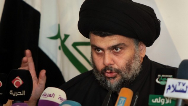 روحانی شیعه مقتدی الصدر هنگام گفتگو در کنفرانس خبری در شهر نجف، در ۱۶۰ کیلومتری جنوب بغداد روحانی شیعه مقتدی الصدر هنگام گفتگو در کنفرانس خبری در شهر نجف، در ۱۶۰ کیلومتری جنوب بغداد