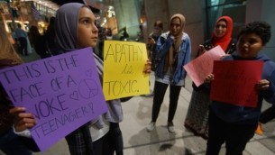 گروهی از تظاهرکنندگان مسلمان در راهپیمایی علیه ممنوعیت ورود به خاک ایالات متحده در فرودگاه بین‌المللی سن‌دیه‌گو، ۶ مارس، ۲۰۱۷، سن‌دیه‌گو، کالیفرنیا