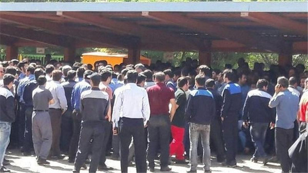 تجمع برخی شهروندان معترض در مقابل بانکها تجمع برخی شهروندان معترض در مقابل بانکها