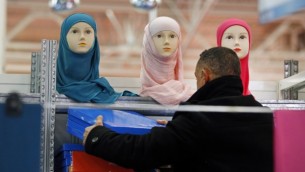 یک دست‌فروش در اولین روز سی‌امین دیدار سالانه‌ی مسلمانان در لا‌بورژت پاریس