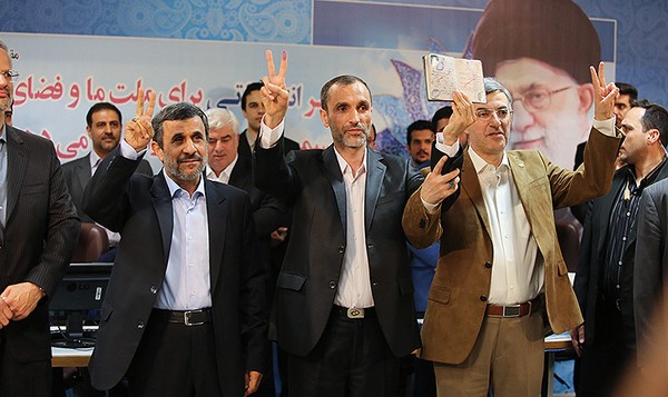 محمود احمدی‌نژاد به همراه یاران خود در وزارت کشور