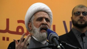 توضیح تصویر:  شیخ نائم قاسم نایب رئیس گروه قدرتمند تروریستی شیعه، حزب‌الله، در گورستان شهدا، محله‌ی قوبیری، جنوب بیرون در مراسم تدفین مصطفا بدرالدین از فرماندهان ارشد حزب‌الله که در حمله‌ای در سوریه در ماه مه ۲۰۱۶ کشته شد، سخن می‌گوید