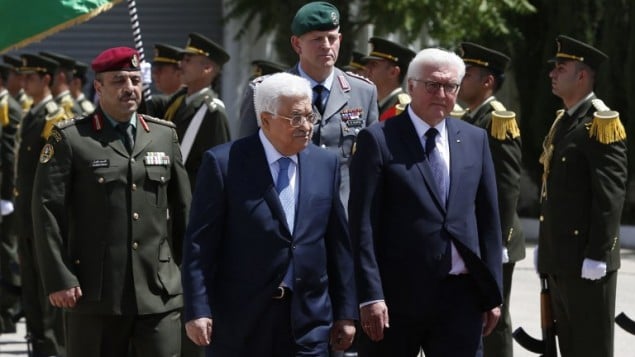 توضیح تصویر: رئیس تشکیلات خودگردان فلسطین محمود عباس (چپ) و رئیس جمهور آلمان فرانک والتر اشتاینمن حین سان دیدن از گارد افتخار در مراسم خوشامدگویی در مقر فرماندهی تشکیلات فلسطینی– ۹ مه ۲۰۱۷ توضیح تصویر: رئیس تشکیلات خودگردان فلسطین محمود عباس (چپ) و رئیس جمهور آلمان فرانک والتر اشتاینمن حین سان دیدن از گارد افتخار در مراسم خوشامدگویی در مقر فرماندهی تشکیلات فلسطینی– ۹ مه ۲۰۱۷