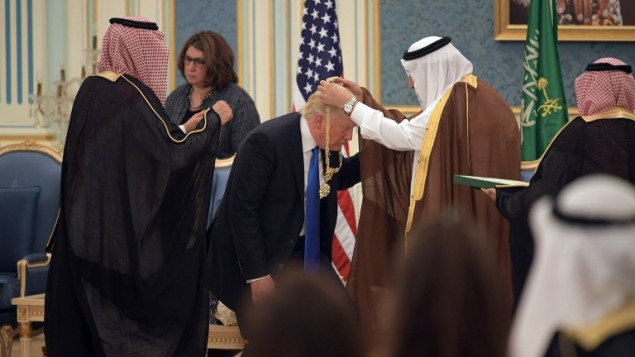 توضیح تصویر: رئیس جمهور ایالات متحده (وسط) نشان عبدالعزیز السعود را از شاه سلمان بن عبدالعزیز السعود (راست) در کاخ سلطنتی سعودی در ریاض دریافت میدارد – ۲۰ مه ۲۰۱۷ توضیح تصویر: رئیس جمهور ایالات متحده (وسط) نشان عبدالعزیز السعود را از شاه سلمان بن عبدالعزیز السعود (راست) در کاخ سلطنتی سعودی در ریاض دریافت میدارد – ۲۰ مه ۲۰۱۷